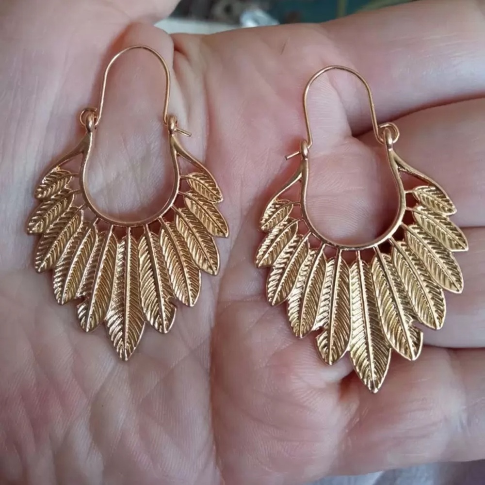 ✨ Gold Hoop Earrings ✨ - Picture 3 of 4